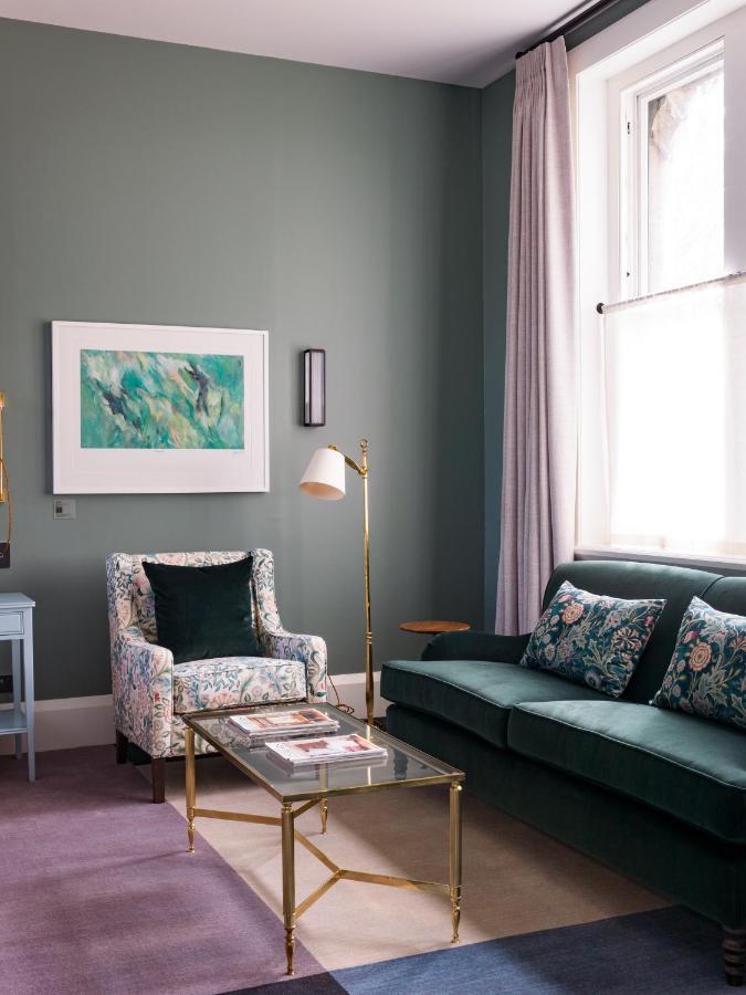 The Observatory Hotel Christchurch Exterior foto A living room with a green sofa