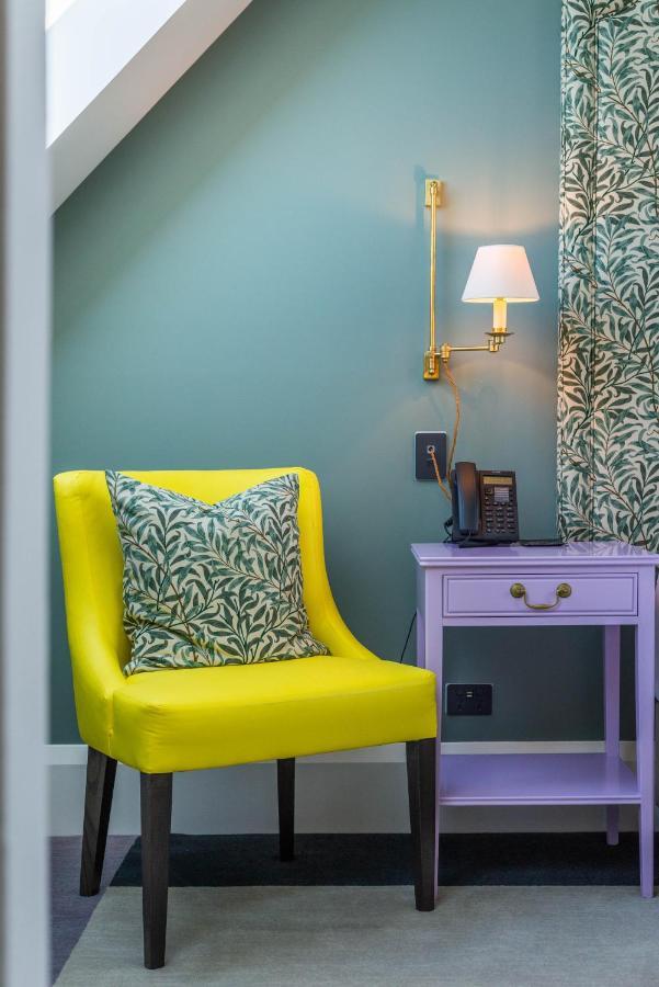 The Observatory Hotel Christchurch Exterior foto A chair in a hotel room
