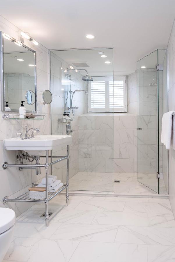 The Observatory Hotel Christchurch Exterior foto A shower with a sliding door