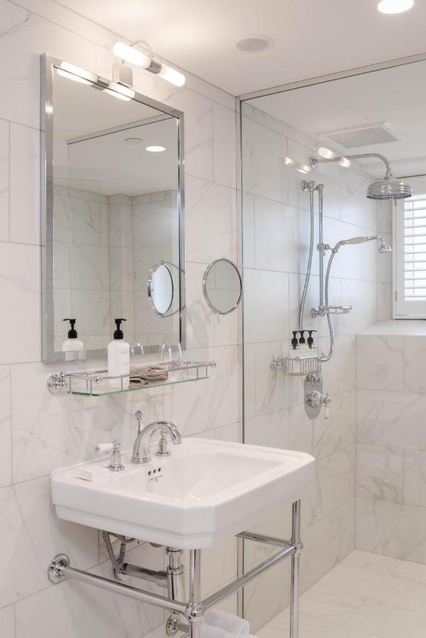 The Observatory Hotel Christchurch Exterior foto A shower with a fixed shower head and a handheld shower head